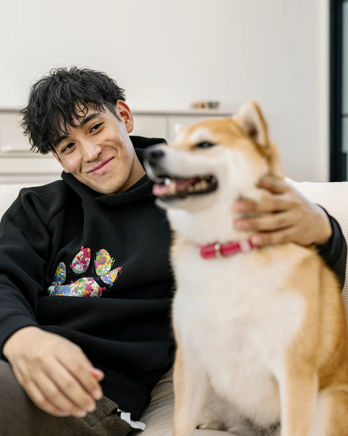 BENELLのフーディーを着て柴犬とくつろぐ武内理貴選手