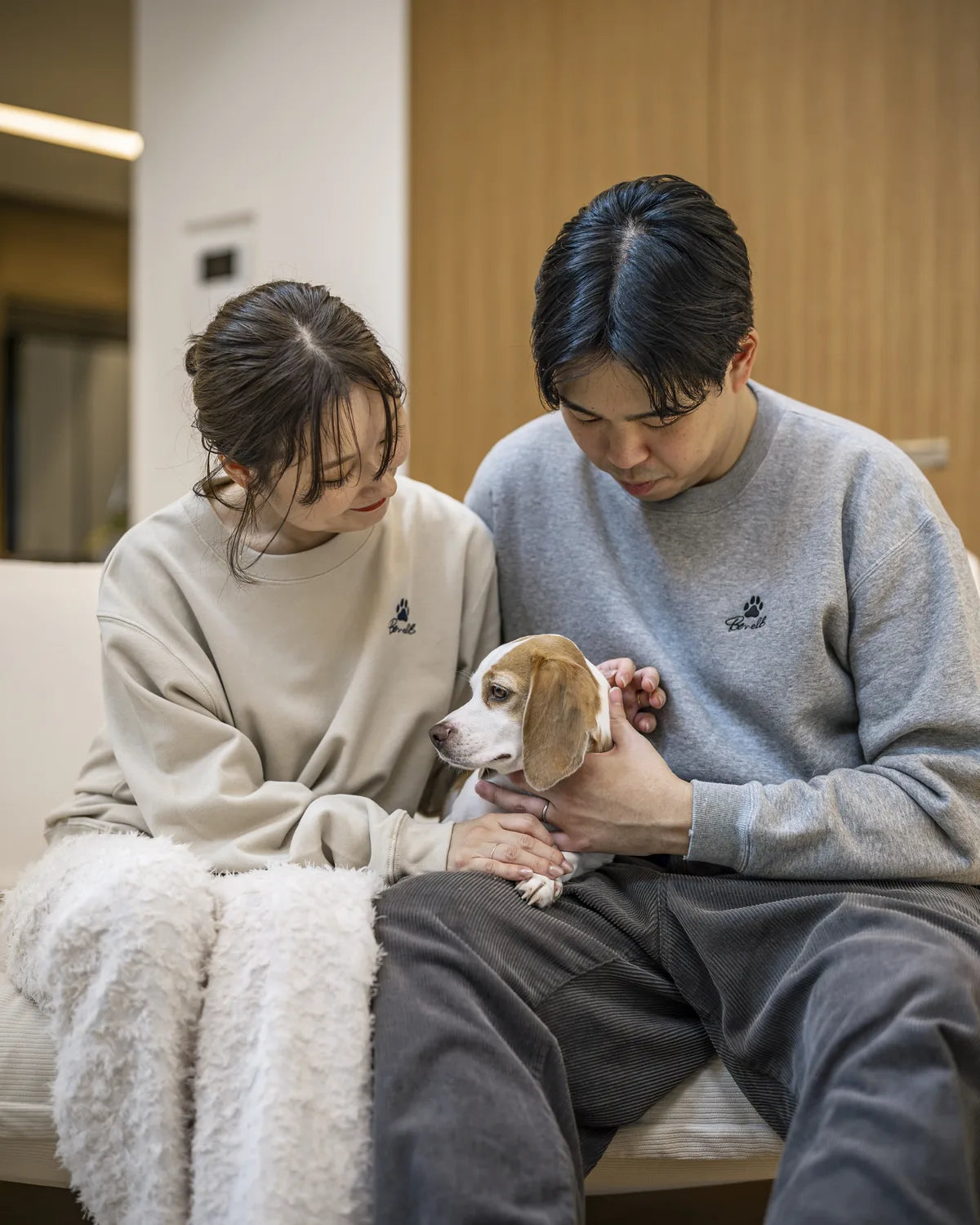 リビングで愛犬とくつろぐBENELLモデル夫妻