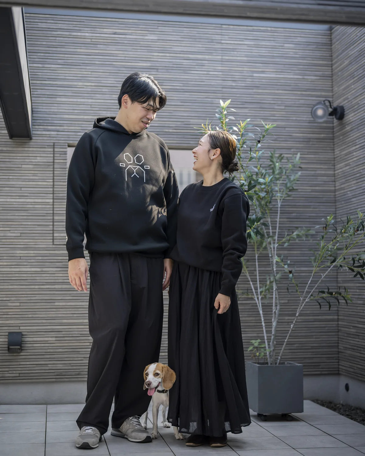 屋外でビーグルと過ごすBENELLモデル夫妻