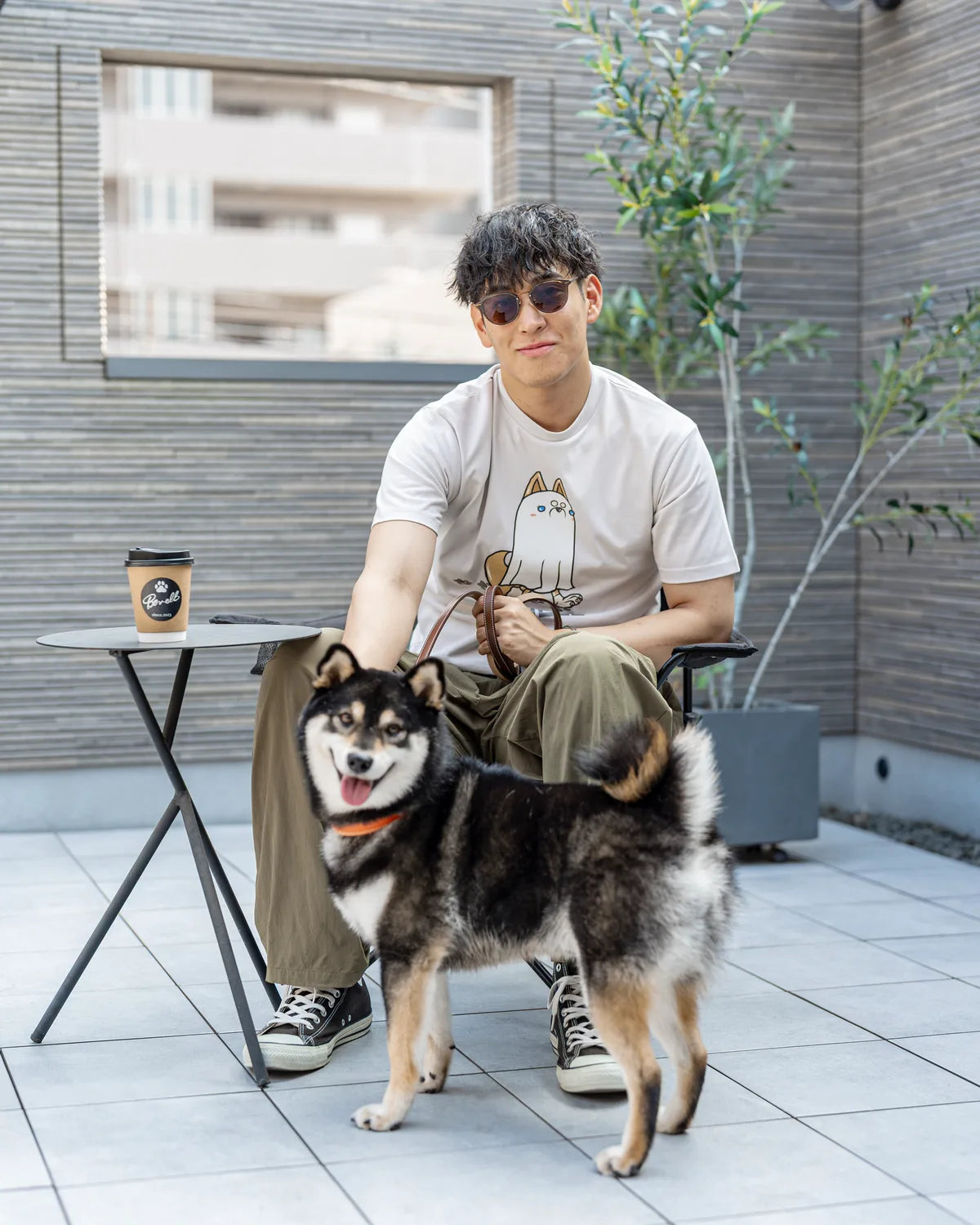 中庭で黒柴と過ごすBENELLモデル