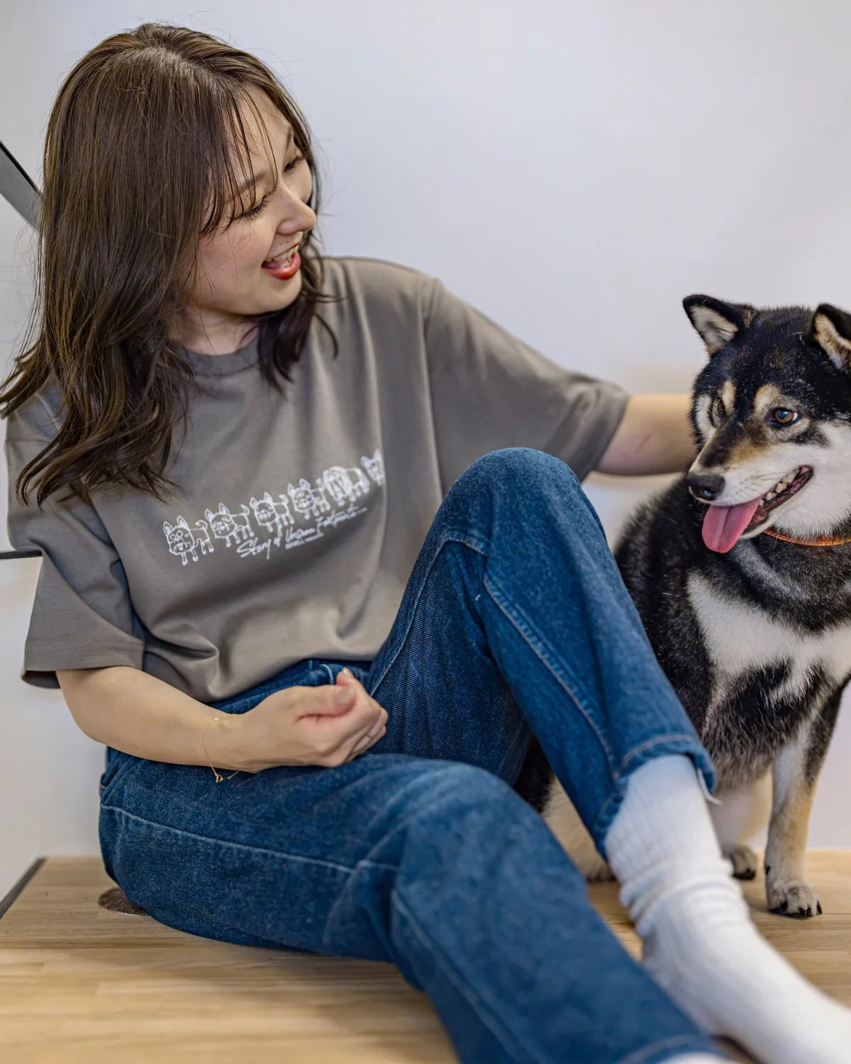 階段で黒柴と過ごすBENELLモデル
